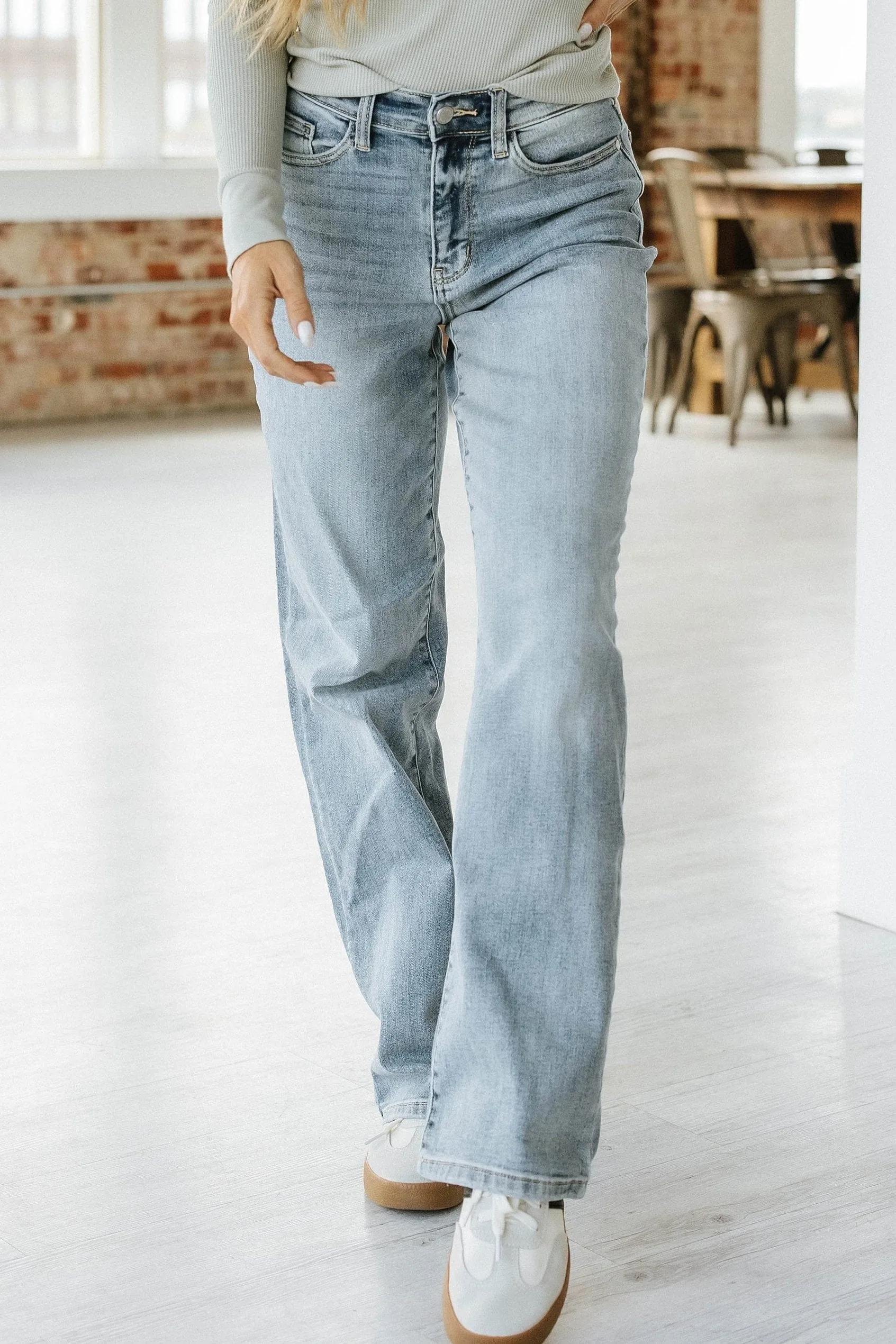 Judy Blue - High Waisted Light Wash Straight Leg