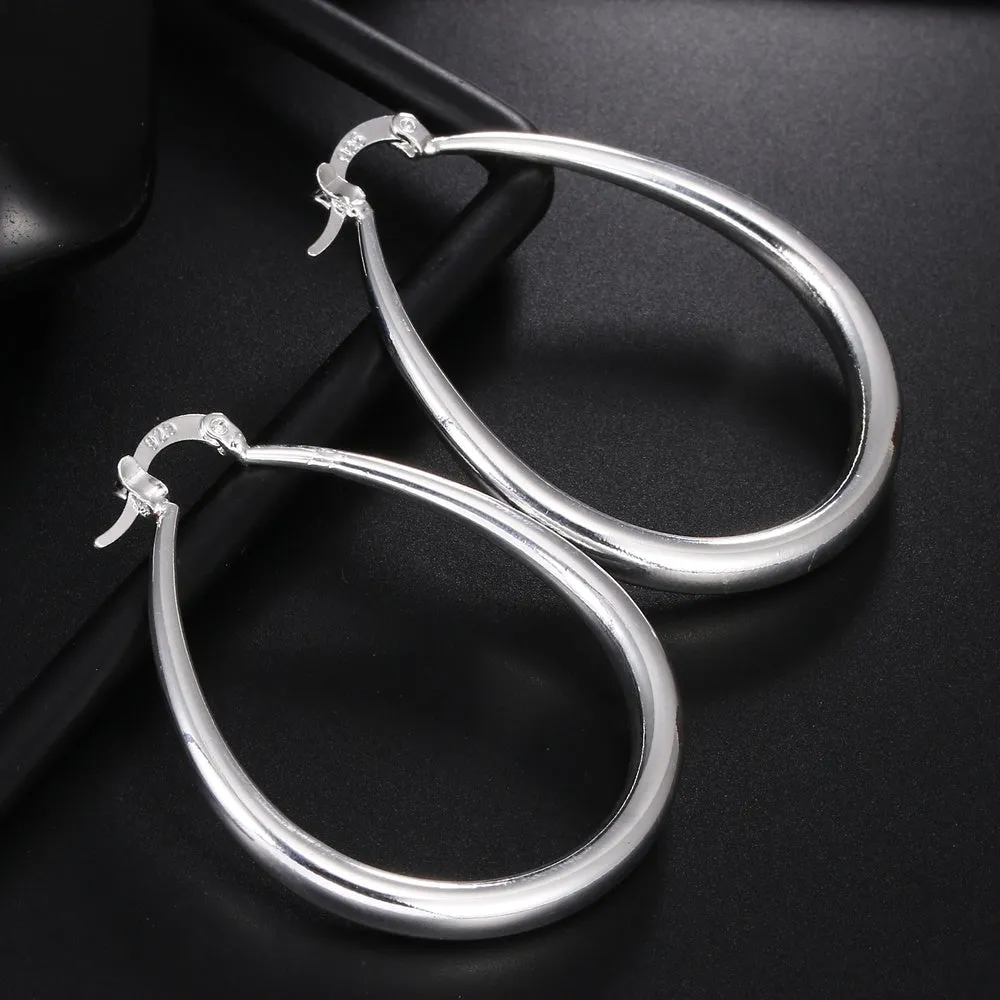 Three-dimensional U earrings